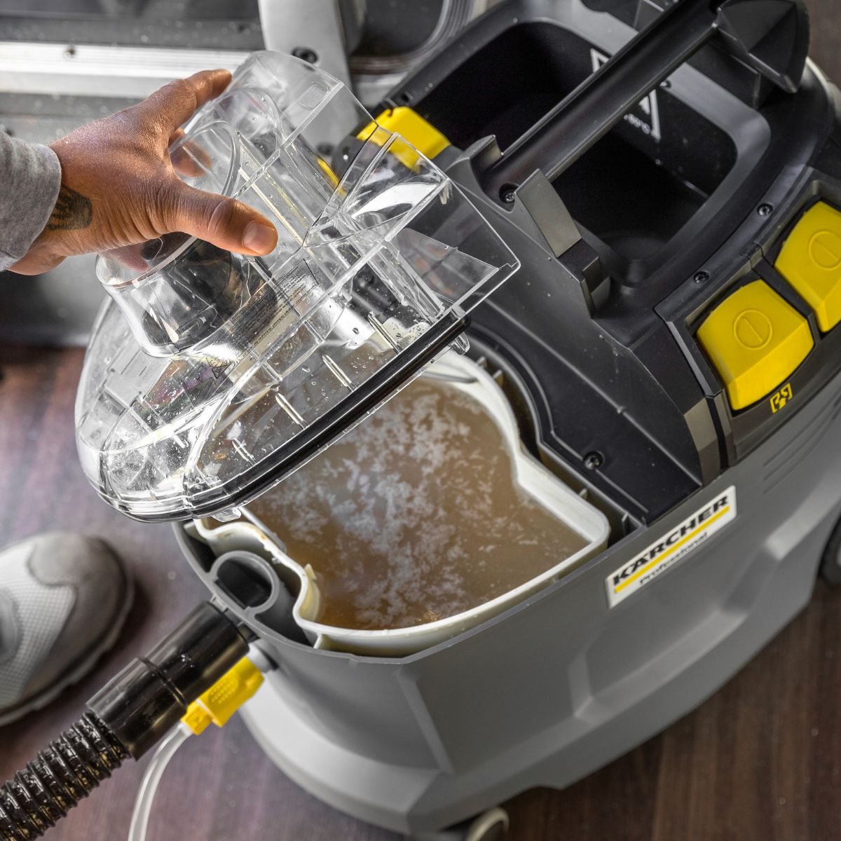 Lavatapetes y muebles profesional Puzzi 8/1 inyección y aspirado de agua Karcher - Imagen 6