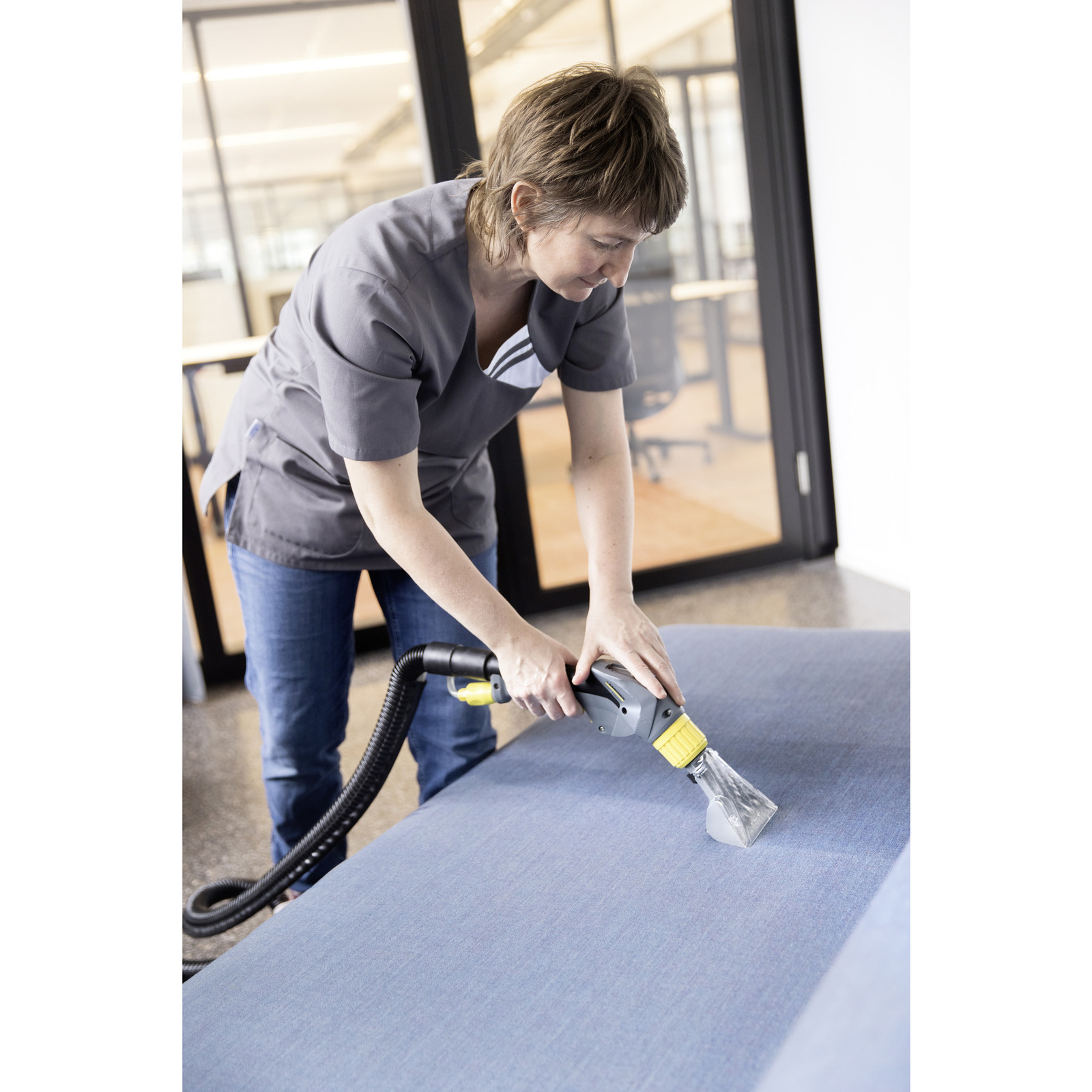 Lavatapetes y muebles profesional Puzzi 10/1 inyección y aspirado de agua Karcher - Imagen 2