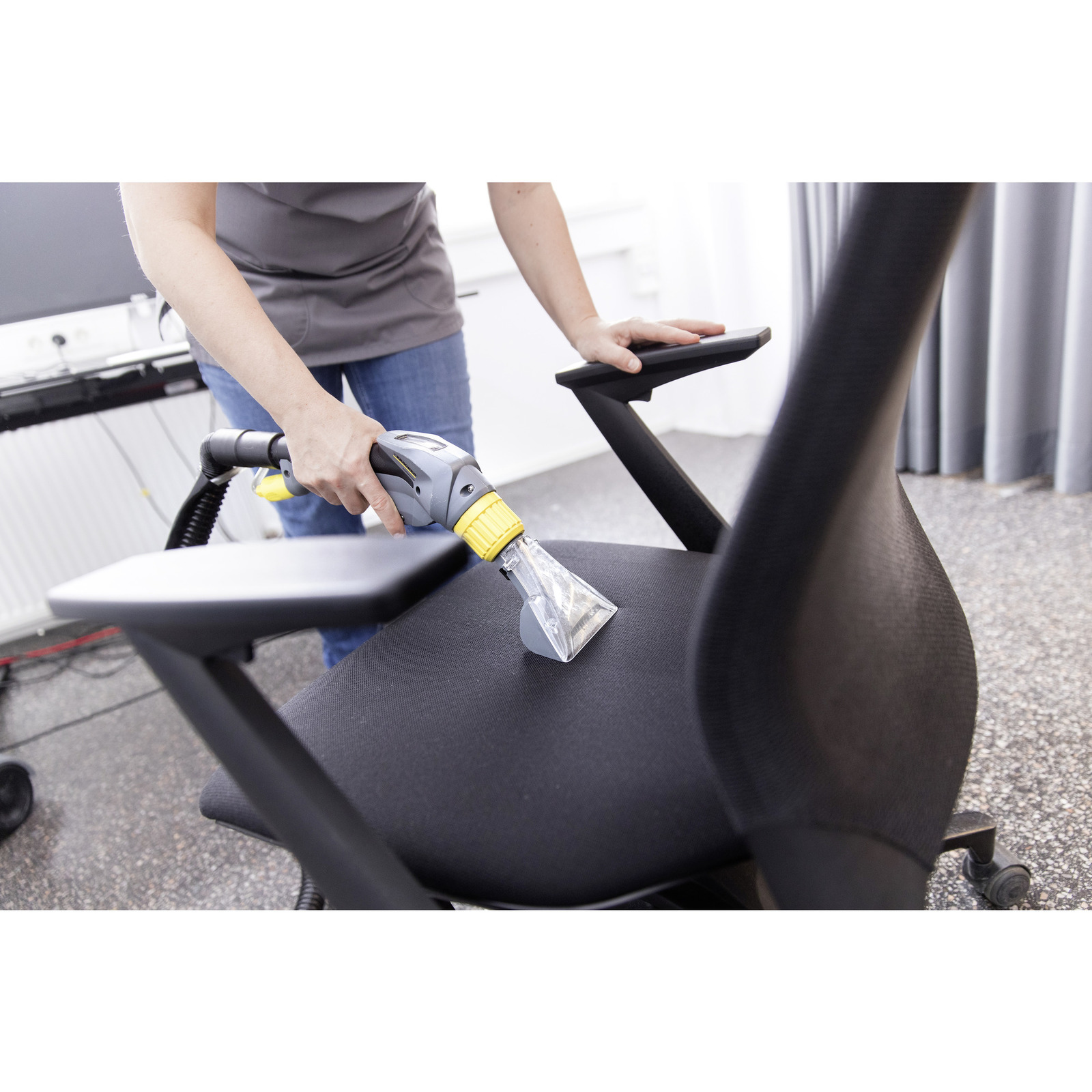 Lavatapetes y muebles profesional Puzzi 10/1 inyección y aspirado de agua Karcher - Imagen 3