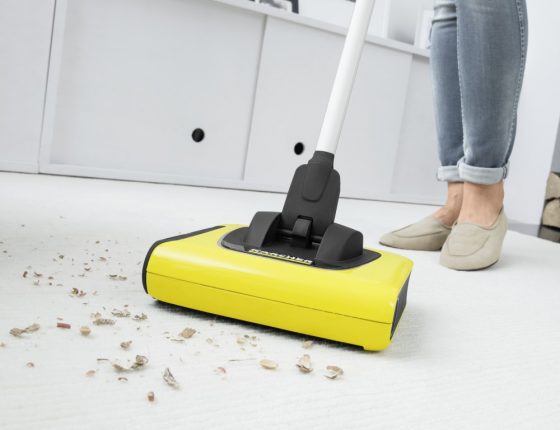 Usa la escoba eléctrica Karcher KB 5 con alimentación por baterías, para una limpieza de mantenimiento cómoda y un rendimiento extraordinario.